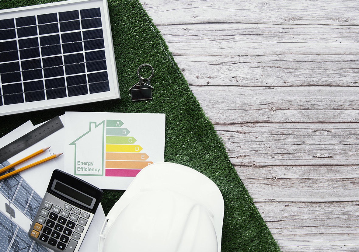 Etiqueta de eficiencia energética junto a casco y panel solar