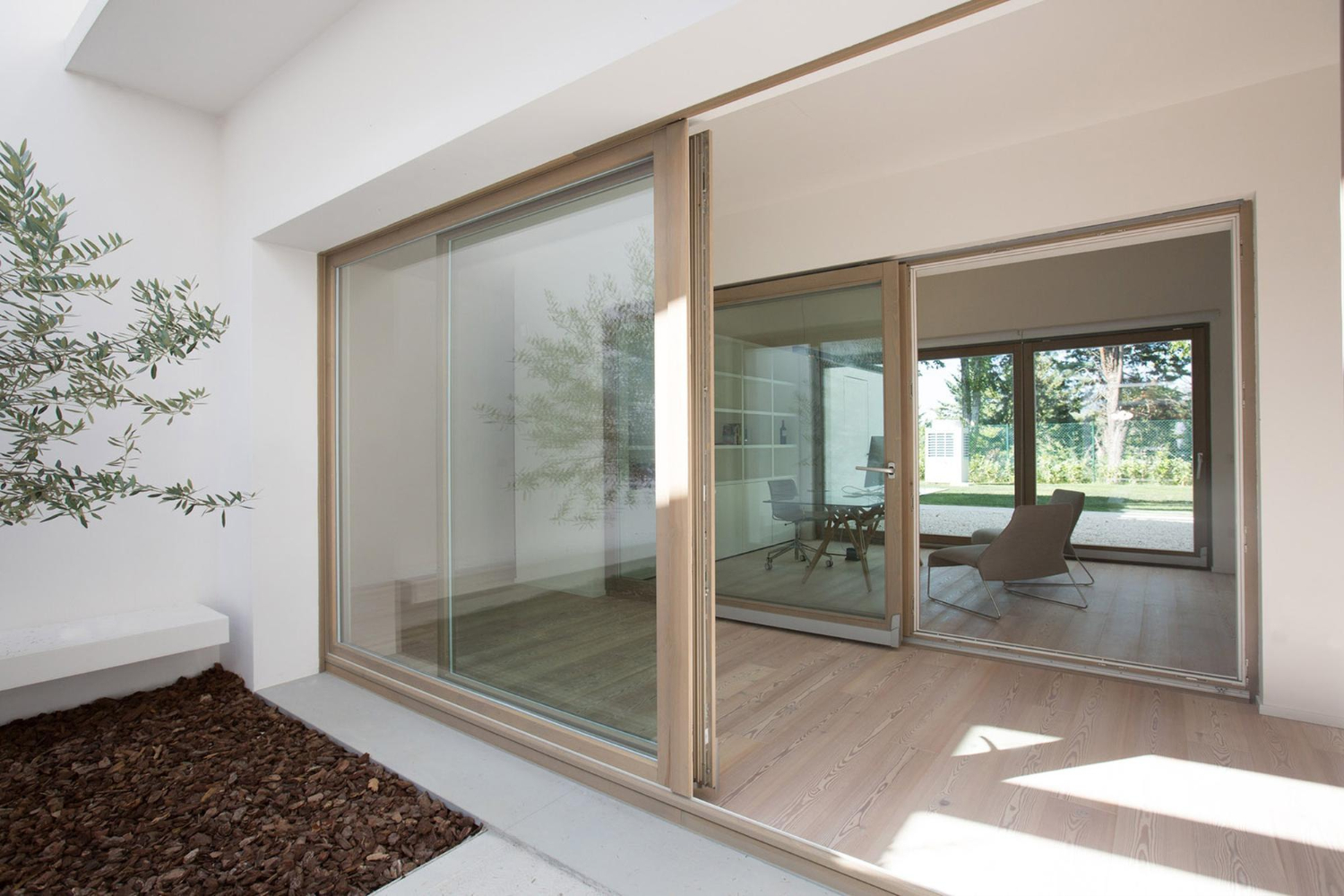 Puertas correderas de cristal en vivienda moderna con acceso al jardín