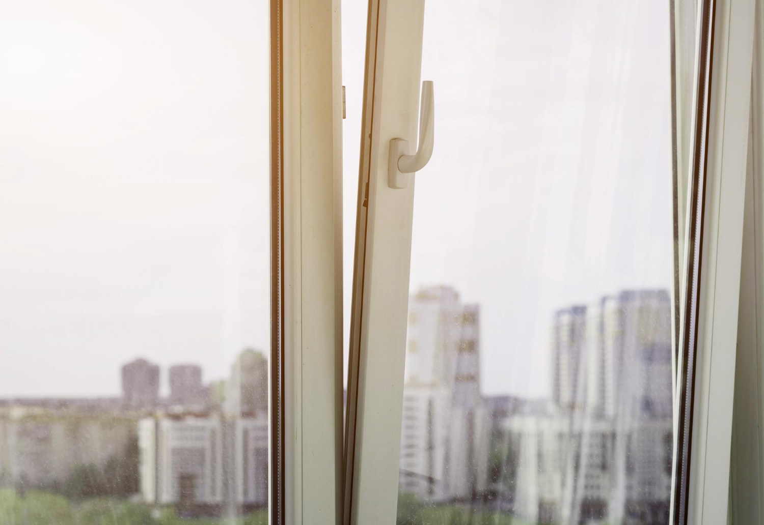 Ventana de aluminio con vistas a edificios urbanos